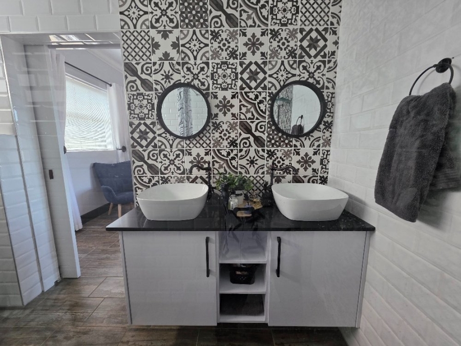 2 Bedroom Property for Sale in Outeniquasbosch Western Cape